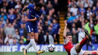 Salah satu peluang terbaik Chelsea didapatkan oleh Pedro Rodriguez, yang berlari bebas menghadapi kiper Arsenal, Petr Cech. Tapi tembakannya terhalau oleh Cech. (Foto: Eddie Keogh/REUTERS)