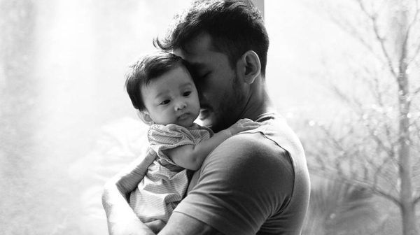 8 Foto Ini Buktikan Rio Dewanto Hot Daddy, Bikin Gemes Cewek-cewek