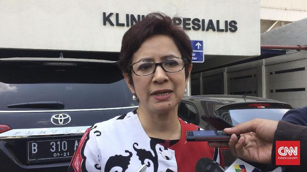 Ketua Bidang Media dan Penggalangan Opini DPP Partai Golkar, Nurul Arifin usai menemani Ketua Umum Partai Golkar Setya Novanto menjalani pemeriksaan katerisasi jantung di RS Premier, Jatinegara, Jakarta, Senin (18/9).