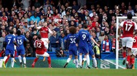 Arsenal juga sempat mencetak gol lewat sundulan Shkodran Mustafi. Tapi wasit menganulirnya karena Mustafi sudah berada dalam posisi offside. (Foto: John Sibley/Action Images via Reuters)