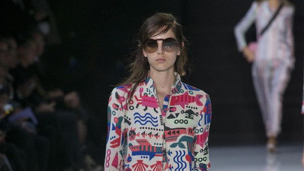 Foto: Bye Milan! Intip Koleksi Perdana Armani di London Fashion Week
