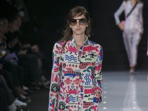 Foto: Bye Milan! Intip Koleksi Perdana Armani di London Fashion Week
