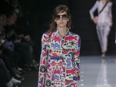Foto: Bye Milan! Intip Koleksi Perdana Armani di London Fashion Week