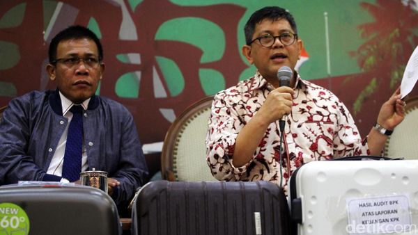 Pansus Angket KPK Bawa 5 Koper Dokumen ke Paripurna