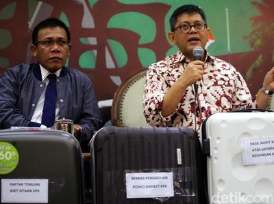Pansus Angket KPK Bawa 5 Koper Dokumen ke Paripurna