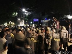 Massa Aksi di LBH Jakarta Mulai Ricuh, Polisi Mulai Tembakkan Gas Air Mata
