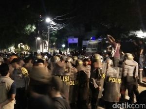 5 Polisi Terluka Akibat Bentrok di Depan LBH Jakarta 5 Polisi Terluka Akibat Bentrok di Depan LBH Jakarta