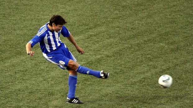 Jari Litmanen terpaksa absen satu bulan karena proses cedera yang aneh.