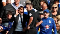 Kartu merah itu sempat ditanggapi cukup keras oleh manajer Chelsea Antonio Conte. Conte meminta penjelasan wasit Michael Oliver. (Foto: John Sibley/Action Images via Reuters)