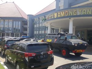 KPK Geledah Balai Kota Batu Bawa Panser