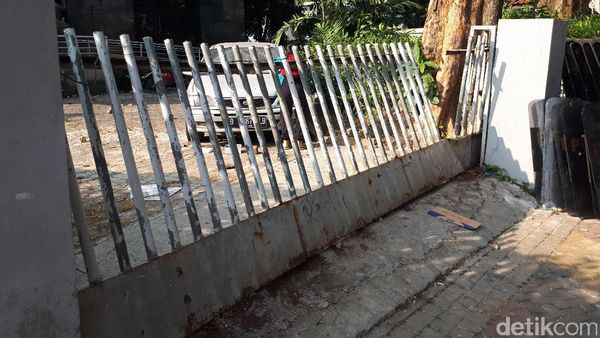 Potret Kondisi LBH Pasca Rusuh: Pagar Terkoyak, Kaca Mobil Retak