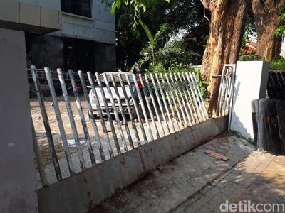 Potret Kondisi LBH Pasca Rusuh: Pagar Terkoyak, Kaca Mobil Retak