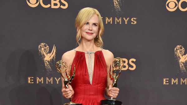 Foto: 10 Gaun Selebriti Paling Memukau di Emmy Awards 2017