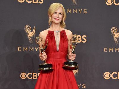 Foto: 10 Gaun Selebriti Paling Memukau di Emmy Awards 2017