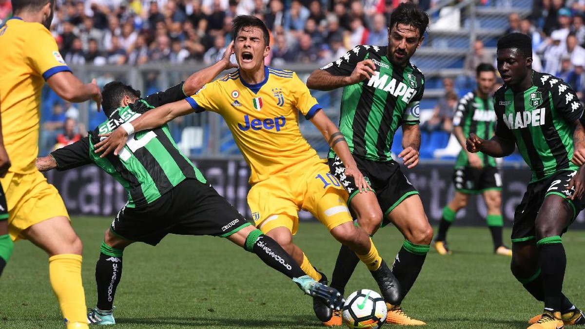 Paulo Dybala mengukir hat-trick ketika Juventus mengalahkan Sassuolo 3-1 (Alberto Lingria/Reuters)