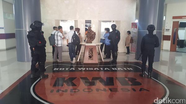 Dikawal Panser Brimob, KPK Geledah Balai Kota Among Tani