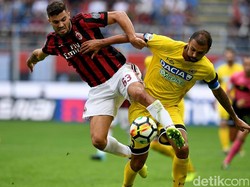 Berawal dari umpan silang dari Calabria dari sisi kanan lapangan, Kalinic yang berada di depan gawang melesakkan bola ke gawang Simone Scuffet.Foto: Claudio Villa/ Getty Images