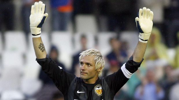 Santiago Bernabeu terkena pecahan beling dan absen di Piala Dunia 2002.
