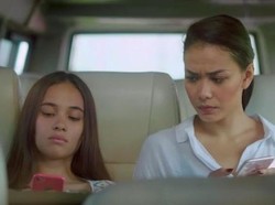 Vlog Susah Sinyal: Mobil Adinia Wirasti Terperangkap di Pasir