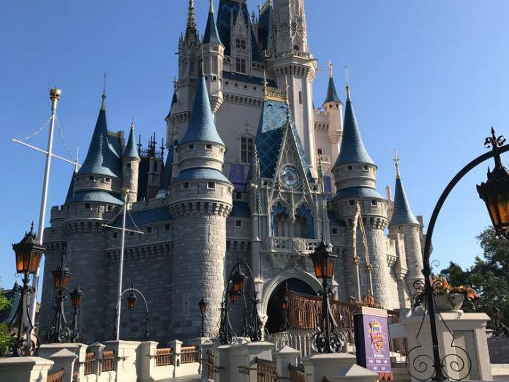 Hebohnya Netizen Lihat Kastil Cinderela di Disney World