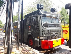 Polisi Siapkan 3 Water Cannon di Gedung LBH Jakarta