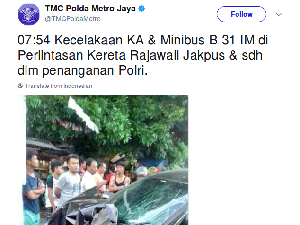 Minibus Ringsek Tabrak KRL di Stasiun Rajawali