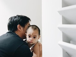 Kata Suami Ayudia Bing Slamet Soal Ritual Menemani Anak Pup