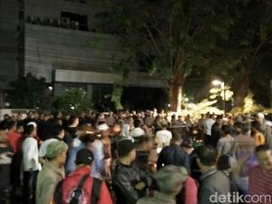 Massa Masih Kepung LBH Jakarta: Minta Komunis Ditangkap