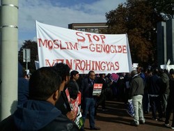 Kecam Krisis Rohingya, Warga Orasi di Pengadilan HAM  Internasional