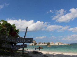 Suasana Mesra Pantai Pulau Kelayang yang Bikin Betah
