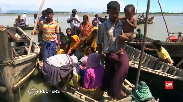 Etnis Rohingya melarikan diri dari kekerasan di negara bagian Rakhine ke Bangladesh.