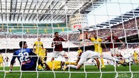 Kalinic mencetak gol kedua setelah berhasil memanfaatkan kemelut di depan gawang Udinese. Sampai turun minum, Rossoneri memimpin 2-1.Foto: Claudio Villa/ Getty Images
