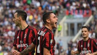 Berawal dari umpan silang dari Calabria dari sisi kanan lapangan, Kalinic yang berada di depan gawang melesakkan bola ke gawang Simone Scuffet.Foto: Claudio Villa/ Getty Images