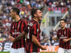 Berawal dari umpan silang dari Calabria dari sisi kanan lapangan, Kalinic yang berada di depan gawang melesakkan bola ke gawang Simone Scuffet.Foto: Claudio Villa/ Getty Images