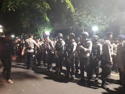 Hingga Malam Polisi Masih Berjaga di Gedung LBH Jakarta