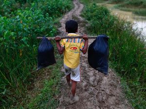 Perjuangan Anak-anak Pengungsi Rohingya Menuju Kamp Pengungsian