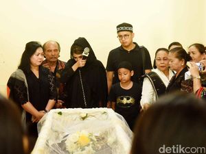 Berkerudung Hitam, Natalie Sarah Tak Henti Menangis di Depan Jenazah Ibunda