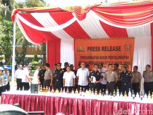 Petugas Gabungan Gagalkan Penyelundupan 5 Kontainer Miras Ilegal