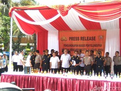 Petugas Gabungan Gagalkan Penyelundupan 5 Kontainer Miras Ilegal