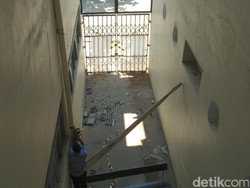 Melihat TKP Tewasnya Mahasiswa UGM karena Jatuh dari Atap Gedung