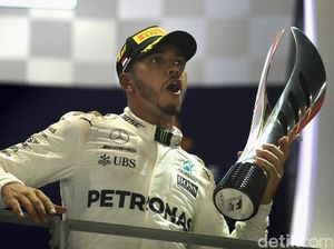 Hamilton Rayakan Kemenangan di GP Singapura Bersama Neymar Hamilton Rayakan Kemenangan di GP Singapura Bersama Neymar