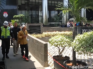 Siang Bolong, Pria Ini Teriak-teriak di Gedung KPK