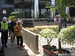 Siang Bolong, Pria Ini Teriak-teriak di Gedung KPK