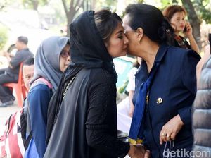 Beda Agama, Natalie Sarah Ikut Dandani Jenazah Sang Ibunda