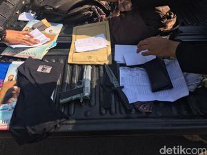 Densus Sita Molotov dan Sangkur Milik Terduga Teroris Cirebon