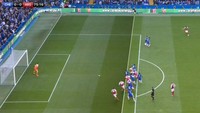 Hasil tayangan ulang pun memperlihatkan bahwa keputusan wasit tidak mengesahkan gol Mustafi memang sudah tepat. (Foto: Screenshot Sky Sports)