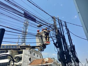 Pemkot Bandung Bakal Tertibkan 94 Ribu Meter Kabel Udara Pemkot Bandung Bakal Tertibkan 94 Ribu Meter Kabel Udara