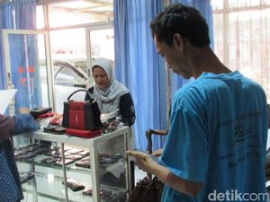 Beli Dompet dan Tas Kulit Ikan Pari, Iriana Jokowi: Untuk Kondangan