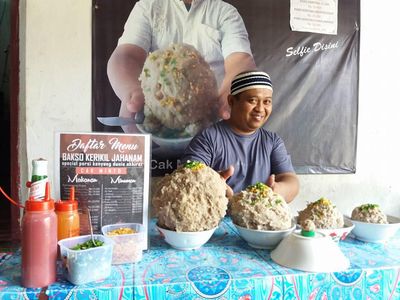 Di 7 Warung Bakso Jumbo, Bakso Beratnya Bisa Sampai 5 Kilogram Lho!
