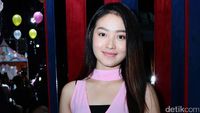 Gaya Natasha Wilona tampil Serba Pink